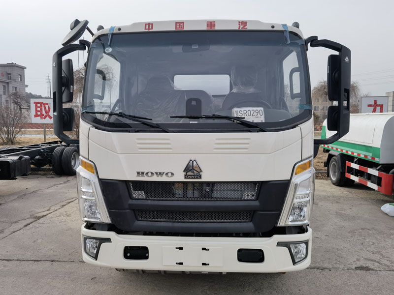 5噸重汽豪沃加油車(chē)